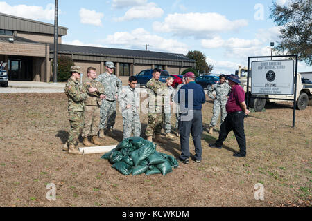 Soldati degli Stati Uniti assegnati alla 251st Area Support Medical Company, South Carolina Army National Guard, condurre la consapevolezza di materiali pericolosi e la formazione operativa insegnati dalla South Carolina Fire Academy HAZMAT istruttori a Darlington, South Carolina, 12 gennaio 2017. La formazione comprendeva procedure di decontaminazione di emergenza per pazienti non ambulatoriali, mitigazione della contaminazione da fusti chimici e costruzione di dighe per il contenimento chimico in un canale d'acqua. (STATI UNITI Air National Guard foto di Tech. SGT. Jorge Intriago) Foto Stock