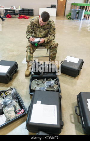 Soldati degli Stati Uniti assegnati alla 251st Area Support Medical Company, South Carolina Army National Guard, condurre la consapevolezza di materiali pericolosi e la formazione operativa insegnati dalla South Carolina Fire Academy HAZMAT istruttori a Darlington, South Carolina, 12 gennaio 2017. La formazione comprendeva procedure di decontaminazione di emergenza per pazienti non ambulatoriali, mitigazione della contaminazione da fusti chimici e costruzione di dighe per il contenimento chimico in un canale d'acqua. (STATI UNITI Air National Guard foto di Tech. SGT. Jorge Intriago) Foto Stock