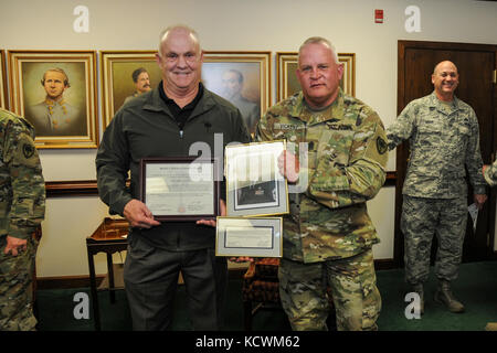 Il Master Sgt, capo dell'aeronautica statunitense, è andato in pensione. Larry Crowson è stato introdotto nella Hall of Fame della Guardia Nazionale del South Carolina presso la sede centrale delle forze congiunte, Columbia, South Carolina, 10 febbraio 2017. (STATI UNITI Air National Guard foto di Tech. SGT. Jorge Intriago) Foto Stock