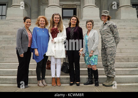 Yuli nunez de bueno, sposa del colombiano di Air force commander gen. Carlos Eduardo bueno vargas e monica ochoa de Rueda, sposa del colombiano di Air force col. Juan Carlos rueda cartagena, sono ospitati da barbara livingston, moglie dell'esercito di Stati Uniti maj. gen. Robert e. livingston, jr, aiutante generale della Carolina del Sud e jennie lambe, moglie di US Air Force brig. gen. r. scott lambe, Carolina del Sud Air National Guard capo del personale, di fronte alla casa di stato, Columbia, nella Carolina del Sud, feb. 21, 2017. Anche nella foto sono US Air Force tech sgt. carmen deleon-acosta e US Air Force tech sgt. aprile sc Foto Stock