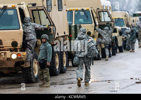 I soldati degli Stati Uniti assegnato all'area 251st supporto società medica, Carolina del Sud esercito guardia nazionale e la 231st Chemical Company, Maryland esercito guardia nazionale, la configurazione di una decontaminazione e punto di triage durante un esercito degli Stati Uniti nord formazione congiunta esercizio al centro in palissandro, Owings Mills, nel Maryland, 10 marzo 2017. (U.s. Air National Guard foto di tech. sgt. jorge intriago) ​ Foto Stock