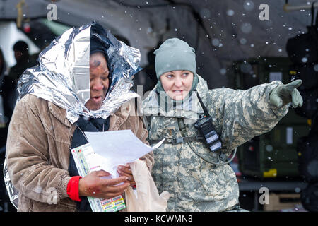 Esercito degli Stati Uniti in 2 lt. nikki ganci, ambulanza leader plotone assegnato all'area 251st supporto società medica, Carolina del Sud esercito nazionale guardia, si prende cura di un paziente durante una formazione congiunta esercizio al centro in palissandro, Owings Mills, nel Maryland, 10 marzo 2017. La 251st lungo con la 231st chemical Company dal Maryland esercito guardia nazionale partecipano a un esercito di Stati Uniti nord esercizio di convalida in cui essi saranno l'impostazione di una piena area medica e completando la classificazione presso il pronto soccorso punto di raccolta. (U.s. Air National Guard foto di tech. sgt. jorge intriago) Foto Stock