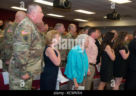 U.S. Army Briga. Il Gen. Roy Van McCarty, vice generale aggiunto per la Guardia Nazionale del South Carolina, è promosso al grado di Gen. Maggiore presso la sede centrale della Guardia Nazionale del South Carolina, Columbia, Carolina del Sud, 6 aprile 2017. McCarty è responsabile del monitoraggio della preparazione e della formazione della Guardia Nazionale dello stato e sovrintende anche alle operazioni quotidiane dell'organizzazione. (STATI UNITI Air National Guard foto di Tech. SGT. Jorge Intriago) Foto Stock