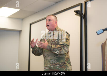 U.S. Army Briga. Il Gen. Roy Van McCarty, vice generale aggiunto per la Guardia Nazionale del South Carolina, è promosso al grado di Gen. Maggiore presso la sede centrale della Guardia Nazionale del South Carolina, Columbia, Carolina del Sud, 6 aprile 2017. McCarty è responsabile del monitoraggio della preparazione e della formazione della Guardia Nazionale dello stato e sovrintende anche alle operazioni quotidiane dell'organizzazione. (STATI UNITI Air National Guard foto di Tech. SGT. Jorge Intriago) Foto Stock