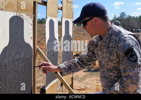 Un soldato statunitense nella Guardia Nazionale dell'Esercito del South Carolina controlla un bersaglio dopo che i concorrenti hanno sparato una pistola M9 durante un evento di qualificazione. I membri militari hanno partecipato all'annuale partita DELLA National Guard TAG della South Carolina durante la parte di produzione della pistola M9 in un campo di tiro vicino al McCrady Training Center, Eastover, South Carolina, 6 marzo 2016. Più di 50 partecipanti hanno partecipato al CONCORSO TAG match tenutosi dal 5 al 6 marzo, ospitato dalla Markmanship Training Unit della Guardia Nazionale dell'Esercito del Sud Carolina e ha incluso squadre della Guardia Nazionale dell'Esercito e dell'Aeronautica militare, Fort Jackson, e. Foto Stock