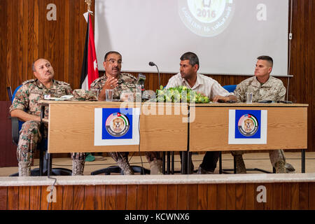 Giordano per le forze armate di Brig. gen. majed moh'd alzhair, conduce la simulazione di una conferenza stampa durante desiderosi lion 16, 17 maggio 2016. desiderosi di Lion 16 è un accordo bilaterale, basati su uno scenario di esercitare con il Regno hascemita di Giordania, progettato per lo scambio di consulenze militari e di migliorare l'interoperabilità tra nazioni partner. (L'esercito degli Stati Uniti Guardia nazionale Foto di Brian calhoun, 108th affari pubblici distacco/rilasciato) Foto Stock