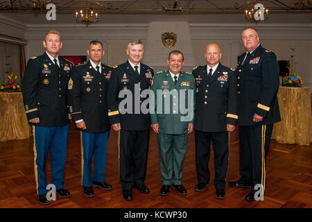 L-r) US Army maj. Paul Smith, il comando sgt. maj. carlos olvera, comando sergente maggiore, esercito degli Stati Uniti sud, U.S. Army maj. gen. Robert dyess, vice direttore per l'esercito usa le funzionalità di centro di integrazione, esercito colombiano maj gen. Fernando pineda, U.S. Army maj. gen. Robert e. livingston, jr., l'aiutante generale per la Carolina del Sud, e l'esercito degli Stati Uniti di Brig. gen. r. van mccarty, Vice aiutante generale per la Carolina del Sud parteciperà al ricevimento dopo la cerimonia di induzione dell'esercito colombiano dottrina plan (damasco) della Escuela Militar de cadetes a Bogotà, Colombia, aug. 5, 2016. (Pho Foto Stock