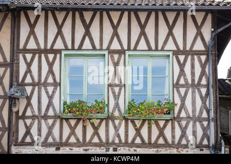 SAINT-Leonard de Noblat, Francia - 22 luglio, 2017: vista frontale di un tradizionale mezzo in legno facciata con due finestre con fiori di fronte a loro. Foto Stock