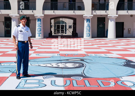 Esercito degli Stati Uniti in lt. col. Chris pateras, citadel bocconiano, che ora serve come area estero officer in Bogotá, Colombia, sorge sul pavimento a scacchi all'interno del padgett-thomas caserma, presso la cittadella di Charleston, South Carolina, aug. 18, 2016. pateras' visita era quello di condurre un esperto in materia di scambio di idee tra il colombiano Escuela Militar de cadetes e istruttori presso la cittadella per una reciproca comprensione di istruzione militare e il miglioramento delle relazioni tra le accademie. La Carolina del Sud la guardia nazionale di partenariato con la Repubblica della Colombia ha cominciato nel 2012, e ha conducte Foto Stock