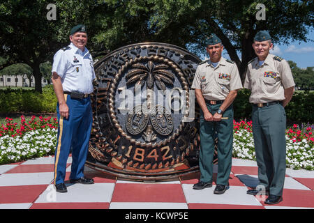 (Da l-r) US Army lt. col. David King, stato direttore di partenariato per la s.c. guardia nazionale, esercito colombiano brig. gen. Eduardo enrique zapateiro, direttore per militari colombiani cadetti, e l'esercito colombiano col. Oscar Moreno, il vice cancelliere per militari colombiani cadetti, sorge dalla cittadella statua ad anello a Charleston, Carolina del Sud, aug. 18, 2016. La visita è stata condotta da un esperto in materia di scambio di idee tra il colombiano Escuela Militar de cadetes e istruttori presso la cittadella per una reciproca comprensione di istruzione militare e il miglioramento delle relazioni tra le accademie. Foto Stock