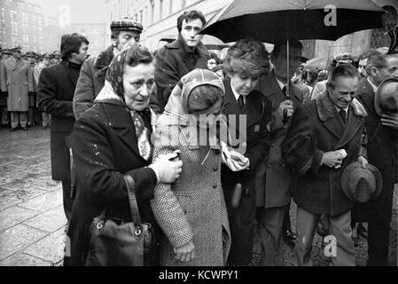 - Milano, funerali degli ufficiali di polizia vittorio padovani e Sergio bazzega, ucciso in un incendio in conflitto con Walter alasia, militante del gruppo terroristico Brigate rosse (dicembre 1976) - milano, funerali dei funzionari di polizia vice questore vittorio padovani e maresciallo sergio bazzega, uccisi in un conflitto a fuoco con Walter alasia, militante del gruppo terrorista Brigate rosse (dicembre 1976) Foto Stock