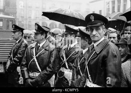 - Milano, funerali degli ufficiali di polizia vittorio padovani e Sergio bazzega, ucciso in un incendio in conflitto con Walter alasia, militante del gruppo terroristico Brigate rosse (dicembre 1976) - milano, funerali dei funzionari di polizia vice questore vittorio padovani e maresciallo sergio bazzega, uccisi in un conflitto a fuoco con Walter alasia, militante del gruppo terrorista Brigate rosse (dicembre 1976) Foto Stock