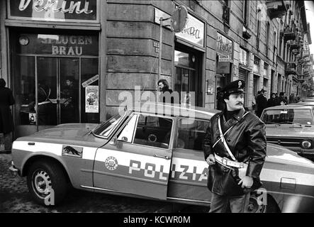 Milano (Italia), checkpoint di polizia durante il rapimento del Presidente del Consiglio Aldo Moro da parte del gruppo terroristico delle Brigate rosse (April1978) Foto Stock