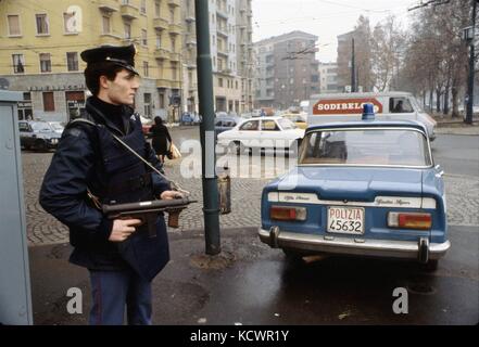 Milano (Italia), checkpoint di polizia durante il rapimento del Presidente del Consiglio Aldo Moro da parte del gruppo terroristico delle Brigate rosse (April1978) Foto Stock