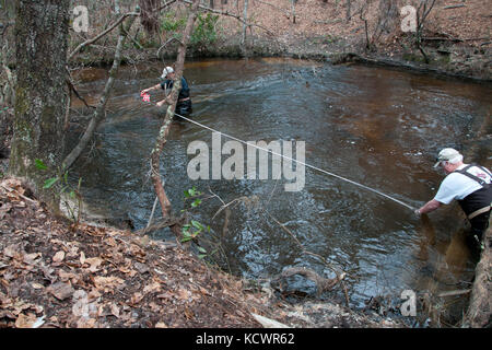 Carolina del sud esercito guardia nazionale ospita una squadra di archeologi e responsabili della conservazione come lavorano a mccrady training center, eastover, s.c., feb. 2, 2016. Dopo la storica alluvione di ottobre 2015, drastica erosione esposti vecchi sistemi di trasporto e sconvolto i legnami da costruzione in un nucleo cavo dam. Questo usato per essere una strada piana ponte. (Us army national guard Photo da 2 lt. tracci dorgan-bandy) Foto Stock