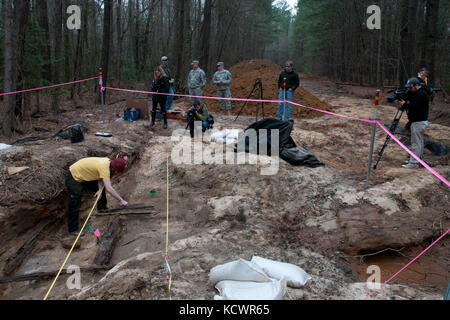 Carolina del sud esercito guardia nazionale ospita una squadra di archeologi e responsabili della conservazione come lavorano a mccrady training center, eastover, s.c., feb. 2, 2016. Dopo la storica alluvione di ottobre 2015, drastica erosione esposti vecchi sistemi di trasporto e sconvolto i legnami da costruzione in un nucleo cavo dam. Questo usato per essere una strada piana ponte. (Us army national guard Photo da 2 lt. tracci dorgan-bandy) Foto Stock