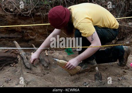 Carolina del sud esercito guardia nazionale ospita una squadra di archeologi e responsabili della conservazione come lavorano a mccrady training center, eastover, s.c., feb. 2, 2016. Dopo la storica alluvione di ottobre 2015, drastica erosione esposti vecchi sistemi di trasporto e sconvolto i legnami da costruzione in un nucleo cavo dam. Questo usato per essere una strada piana ponte. (Us army national guard Photo da 2 lt. tracci dorgan-bandy) Foto Stock