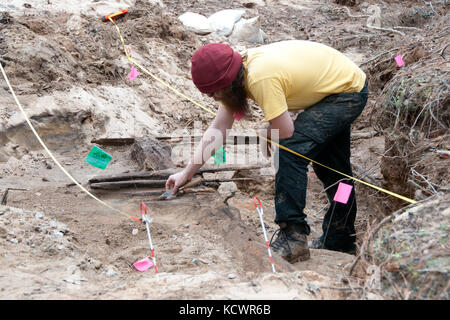 Carolina del sud esercito guardia nazionale ospita una squadra di archeologi e responsabili della conservazione come lavorano a mccrady training center, eastover, s.c., feb. 2, 2016. Dopo la storica alluvione di ottobre 2015, drastica erosione esposti vecchi sistemi di trasporto e sconvolto i legnami da costruzione in un nucleo cavo dam. Questo usato per essere una strada piana ponte. (Us army national guard Photo da 2 lt. tracci dorgan-bandy) Foto Stock