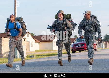 Prima dell'alba, i candidati di palmetto accademia militare della classe 68, che frequentano il candidato ufficiale di scuola (OCS), completa di 9 miglio ruck marzo durante la fase 2 della loro formazione, luglio 10, 2016 a mccrady training center, eastover, s.c. i candidati erano tenuti a completare il corso in un determinato periodo di tempo mentre si trasporta un 35-pound ruck sack e apparecchiature di combattimento. (L'esercito degli Stati Uniti Guardia nazionale foto di Sgt. brian calhoun, 108th affari pubblici distacco/rilasciato) Foto Stock