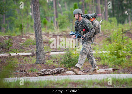 Prima dell'alba, i candidati di palmetto accademia militare della classe 68, che frequentano il candidato ufficiale di scuola (OCS), completa di 9 miglio ruck marzo durante la fase 2 della loro formazione, luglio 10, 2016 a mccrady training center, eastover, s.c. i candidati erano tenuti a completare il corso in un determinato periodo di tempo mentre si trasporta un 35-pound ruck sack e apparecchiature di combattimento. (L'esercito degli Stati Uniti Guardia nazionale foto di Sgt. brian calhoun, 108th affari pubblici distacco/rilasciato) Foto Stock