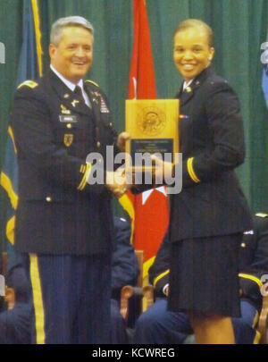 Il palmetto accademia militare condotta una cerimonia a riconoscere la pma hall of fame inductees e commissione classe pma 67 a mccrady training center in eastover, South Carolina, aug. 13, 2016. col. jakie davis jr. e capt. john thorne, jr., erano entrambi indotti in pma hall of fame. Nove officer candidati sono stati promossi al secondo tenente con il completamento del funzionario di scuola del candidato - James boudreau, fanteria, Phillip Davis, fanteria, David elmore, difesa aerea, johnathan mano, aviazione, riscatto holland, fanteria, ciera nicholson, segnale, Lewis Simmons, fanteria, Christopher tom Foto Stock