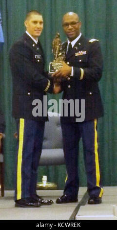 Il palmetto accademia militare condotta una cerimonia a riconoscere la pma hall of fame inductees e commissione classe pma 67 a mccrady training center in eastover, South Carolina, aug. 13, 2016. col. jakie davis jr. e capt. john thorne, jr., erano entrambi indotti in pma hall of fame. Nove officer candidati sono stati promossi al secondo tenente con il completamento del funzionario di scuola del candidato - James boudreau, fanteria, Phillip Davis, fanteria, David elmore, difesa aerea, johnathan mano, aviazione, riscatto holland, fanteria, ciera nicholson, segnale, Lewis Simmons, fanteria, Christopher tom Foto Stock