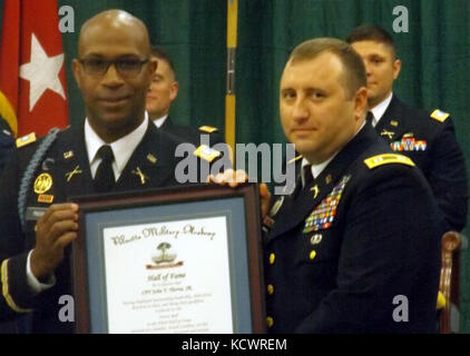 Il palmetto accademia militare condotta una cerimonia a riconoscere la pma hall of fame inductees e commissione classe pma 67 a mccrady training center in eastover, South Carolina, aug. 13, 2016. col. jakie davis jr. e capt. john thorne, jr., erano entrambi indotti in pma hall of fame. Nove officer candidati sono stati promossi al secondo tenente con il completamento del funzionario di scuola del candidato - James boudreau, fanteria, Phillip Davis, fanteria, David elmore, difesa aerea, johnathan mano, aviazione, riscatto holland, fanteria, ciera nicholson, segnale, Lewis Simmons, fanteria, Christopher tom Foto Stock