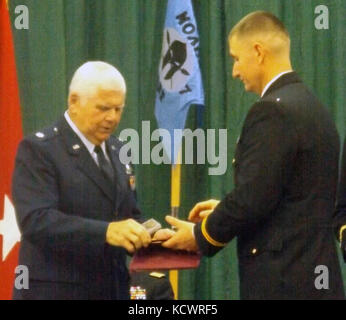 Il palmetto accademia militare condotta una cerimonia a riconoscere la pma hall of fame inductees e commissione classe pma 67 a mccrady training center in eastover, South Carolina, aug. 13, 2016. col. jakie davis jr. e capt. john thorne, jr., erano entrambi indotti in pma hall of fame. Nove officer candidati sono stati promossi al secondo tenente con il completamento del funzionario di scuola del candidato - James boudreau, fanteria, Phillip Davis, fanteria, David elmore, difesa aerea, johnathan mano, aviazione, riscatto holland, fanteria, ciera nicholson, segnale, Lewis Simmons, fanteria, Christopher tom Foto Stock