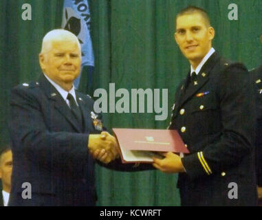 Il palmetto accademia militare condotta una cerimonia a riconoscere la pma hall of fame inductees e commissione classe pma 67 a mccrady training center in eastover, South Carolina, aug. 13, 2016. col. jakie davis jr. e capt. john thorne, jr., erano entrambi indotti in pma hall of fame. Nove officer candidati sono stati promossi al secondo tenente con il completamento del funzionario di scuola del candidato - James boudreau, fanteria, Phillip Davis, fanteria, David elmore, difesa aerea, johnathan mano, aviazione, riscatto holland, fanteria, ciera nicholson, segnale, Lewis Simmons, fanteria, Christopher tom Foto Stock