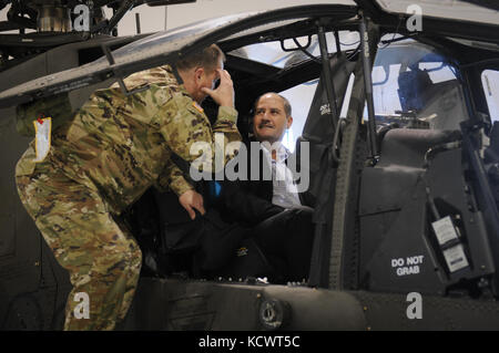 Una delegazione di leader della regione curda dell'iraq visite strutture della s.c. guardia nazionale (scng) e la s.c. carolina emergency management division (scemd), Columbia, nella Carolina del Sud, 6 aprile e 7, 2016. accolti da US Army maj. gen. Robert e. livingston, jr., l'aiutante generale per la Carolina del Sud e altri responsabili del scng e scemd, sindaco ibrahim shekhalla e tenente colonnello srud saleh abdulkareem, sia dalla regione curda dell'Iraq, gli Stati Uniti e il dipartimento di stato interprete, mr. ismail haidar, visitato il Sud Carolina la chiave di risposta di emergenza strutture come parte di un Foto Stock