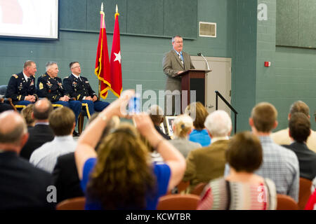 La s.c. esercito nazionale guard garantisce officer hall of fame ha accolto tre nuovi membri nel corso di una cerimonia, Aprile 3, 2016 in mccrady training center. questo anno la classe include pensionati chief warrant officer 5 james m. Simmons, pensionato chief warrant officer 5 bennie yarbrough e pensionati chief warrant officer 4 ray Collins, che hanno introdotto per le straordinarie conquiste e servizio a La Carolina del Sud la guardia nazionale. di entrare a far parte di una élite di classe 31 marescialli attualmente nella hall of fame. simmons scomparso di recente e accettando l'onore sul suo conto sono stati i membri della famiglia e f Foto Stock