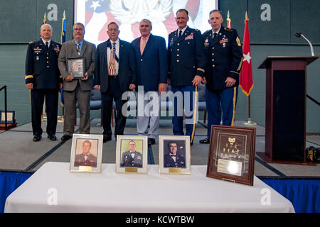 La s.c. esercito nazionale guard garantisce officer hall of fame ha accolto tre nuovi membri nel corso di una cerimonia, Aprile 3, 2016 in mccrady training center. questo anno la classe include pensionati chief warrant officer 5 james m. Simmons, pensionato chief warrant officer 5 bennie yarbrough e pensionati chief warrant officer 4 ray Collins, che hanno introdotto per le straordinarie conquiste e servizio a La Carolina del Sud la guardia nazionale. di entrare a far parte di una élite di classe 31 marescialli attualmente nella hall of fame. simmons scomparso di recente e accettando l'onore sul suo conto sono stati i membri della famiglia e f Foto Stock