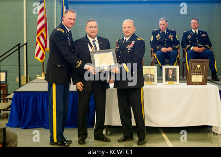 La s.c. esercito nazionale guard garantisce officer hall of fame ha accolto tre nuovi membri nel corso di una cerimonia, Aprile 3, 2016 in mccrady training center. questo anno la classe include pensionati chief warrant officer 5 james m. Simmons, pensionato chief warrant officer 5 bennie yarbrough e pensionati chief warrant officer 4 ray Collins, che hanno introdotto per le straordinarie conquiste e servizio a La Carolina del Sud la guardia nazionale. di entrare a far parte di una élite di classe 31 marescialli attualmente nella hall of fame. simmons scomparso di recente e accettando l'onore sul suo conto sono stati i membri della famiglia e f Foto Stock