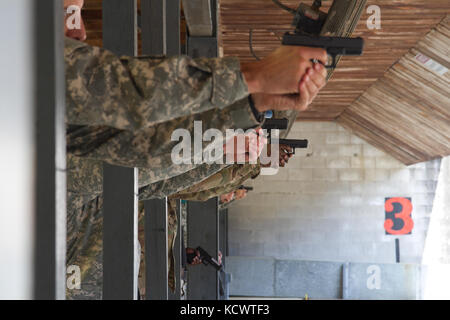 Soldati della Guardia Nazionale del South Carolina da tutto lo stato si allenano presso la South Carolina Law Enforcement Division nel 2016, in Columbia, S.C., per portare armi di piccole dimensioni su installazioni militari alla luce di recenti attacchi mirati. La formazione è il risultato di una revisione della sicurezza approvata dal governatore della S.C. Nikki Haley e di una partnership tra la SCNG e la South Carolina Law Enforcement Division (U.S.A. Foto dell'esercito di Sgt. Tashera Pravato/rilasciato) Foto Stock