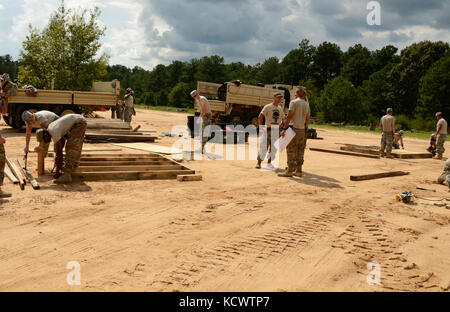 Due squadre di Carolina del Sud la guardia nazionale soldati dell'ingegnere 1223rd company (verticale), ingegnere 178mo Battaglione, competere per assemblare una piccola stanza durante l'ingegnere migliore concorrenza a mccrady training center aug. 5, 2016. Questo è il secondo anno del combinato la concorrenza tra il 178mo e 122engineer battaglioni. (Esercito usa foto da 1lt. jessica donnelly, 108th affari pubblici distacco) Foto Stock