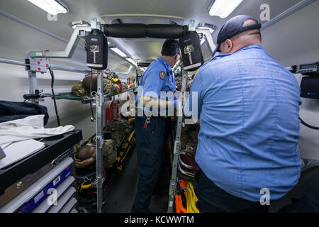 La contea di lexington il servizio medico di emergenza personale di base sicuro partecipanti in barelle su un trasporto medico bus durante un incidente di massa esercizio a Fort Jackson in Columbia, s.c., 12 aprile 2016. Emergency Responder da più ospedali, reparti antincendio e degli organi incaricati di applicare la legge da intorno il Columbia ha partecipato alla simulazione di active-shooter scenario. (U.s. Air National Guard tech sgt. jorge intriago) Foto Stock