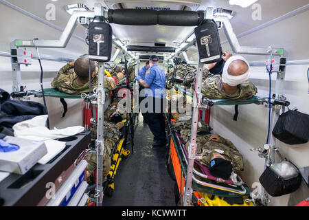 La contea di lexington il servizio medico di emergenza personale di base sicuro partecipanti in barelle su un trasporto medico bus durante un incidente di massa esercizio a Fort Jackson in Columbia, s.c., 12 aprile 2016. Emergency Responder da più ospedali, reparti antincendio e degli organi incaricati di applicare la legge da intorno il Columbia ha partecipato alla simulazione di active-shooter scenario. (U.s. Air National Guard tech sgt. jorge intriago) Foto Stock