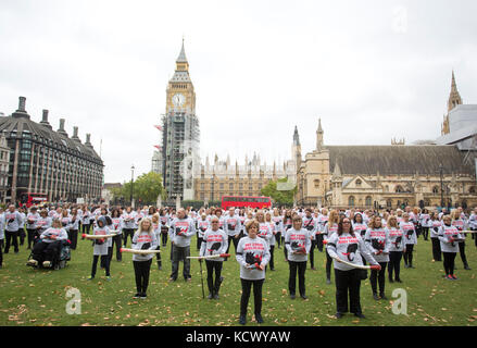 Centinaia di attivisti di Action for Elephants UK organizzano una protesta silenziosa a Parliament Square, Londra, per sensibilizzare la popolazione alla crisi bracconda che spinge rinoceronti ed elefanti all'estinzione e per esortare il governo ad attuare un divieto sul commercio di avorio nel Regno Unito. Foto Stock