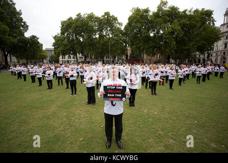 Centinaia di attivisti di Action for Elephants UK organizzano una protesta silenziosa a Parliament Square, Londra, per sensibilizzare la popolazione alla crisi bracconda che spinge rinoceronti ed elefanti all'estinzione e per esortare il governo ad attuare un divieto sul commercio di avorio nel Regno Unito. Foto Stock