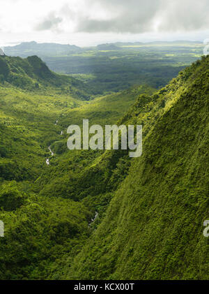 Fiume Wailua - Vista aerea di Kauai, Hawaii in un giorno nuvoloso. Foto Stock