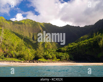 Vista della spiaggia di hanakapiai sulla stupenda costa di Na Pali sul lato occidentale di Kauai, Hawaii, Stati Uniti d'America. Foto Stock