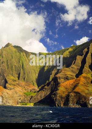 Vista di kauai la costa di Na Pali, presi da una barca. Foto Stock