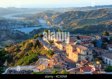 Sunrise vecchio centro medievale stilo famos calabria village vista, Italia meridionale. Foto Stock