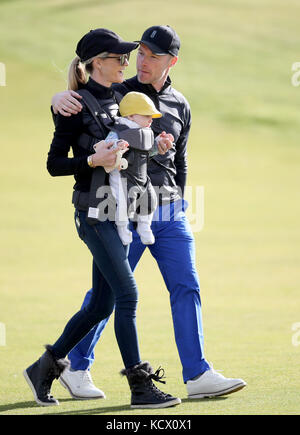 Ronan Keating e moglie Storm con il bambino Cooper sulla nona buca durante il giorno tre del Alfred Dunhill Links Championship a Kingbarns. PREMERE ASSOCIAZIONE foto. Data foto: Sabato 7 ottobre 2017. Vedi la storia della Pennsylvania Golf Dunhill. Il credito fotografico deve essere: Jane Barlow/PA Wire. RESTRIZIONI: Solo per uso editoriale, non uso commerciale senza previa autorizzazione. Foto Stock