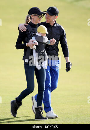 Ronan Keating e la moglie Storm con il bambino Cooper sulla nona buca durante il terzo giorno del Alfred Dunhill Links Championship a Kingbarns. Foto Stock