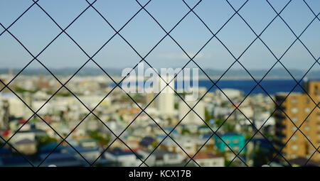 Finestra in vetro con cityscape sfondo nella giornata di sole. Foto Stock