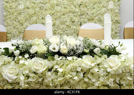 Evento, celebrazione, concetto, stile di vita, gli eventi della vita, occasione, reception, bellezza, dettagli ornamentali, fiori, tabella, interno, posto impostazione, partito, Foto Stock