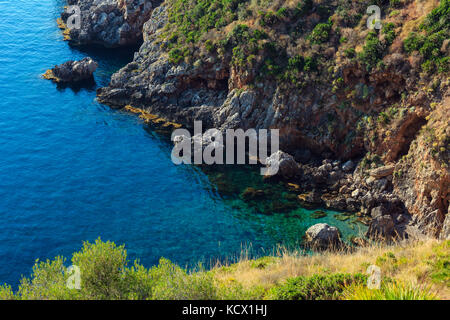 Vista al mare Baia dal sentiero litorale della riserva dello zingaro park, tra San Vito lo Capo e scopello, provincia di Trapani, Sicilia, Italia Foto Stock