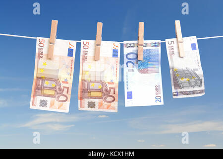 Cinquanta, venti e cinque banconote in euro appeso sulla linea bucato fissata con graffe in legno sopra il cielo blu Foto Stock