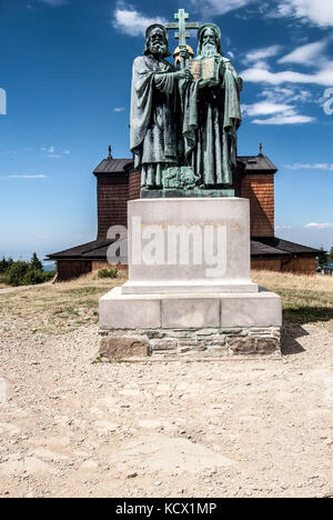 Gruppo scultoreo di sv. Cirillo e metodej (metodo) creato nel 1931 sulla collina radhost vertice di Moravskoslezske Beskydy montagne in Repubblica ceca Foto Stock